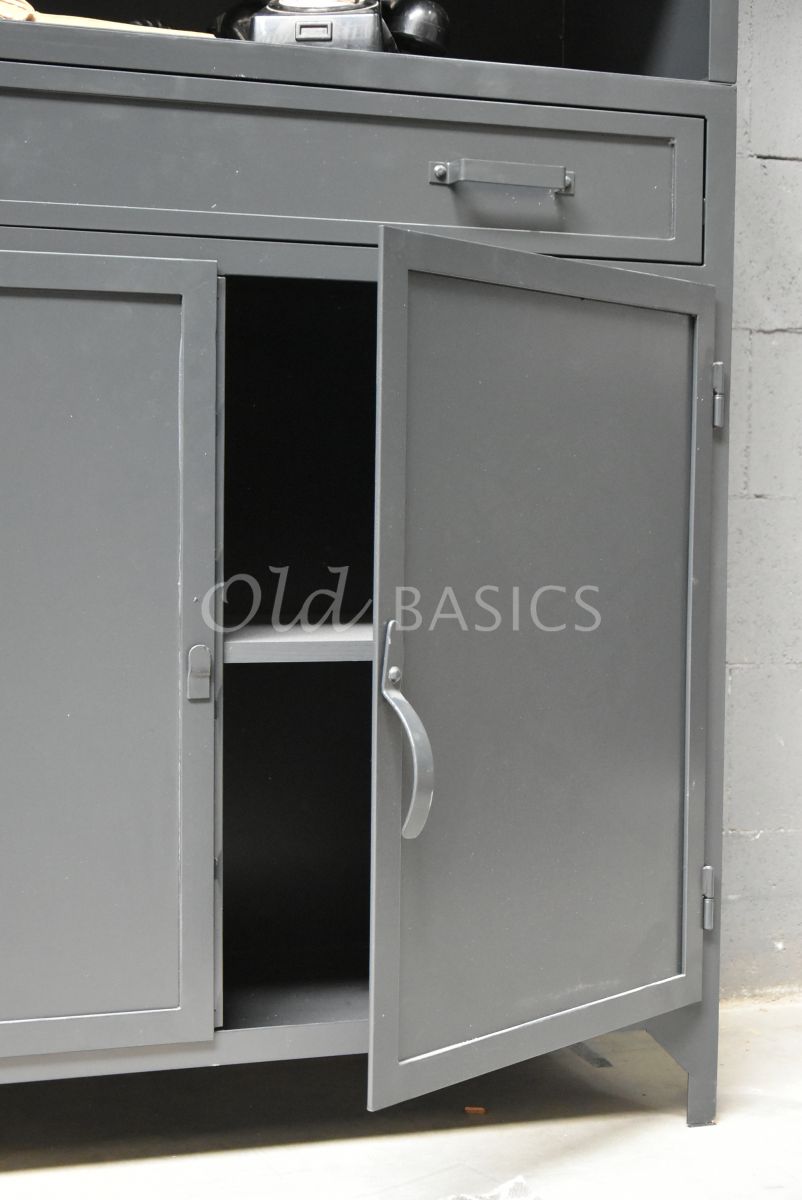 Detail van Apothekerskast Fio, 4 deuren, RAL7021, zwart, grijs, materiaal staal